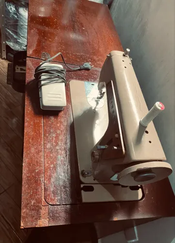 Máquina de costura singer (modelo retro da linha 660)