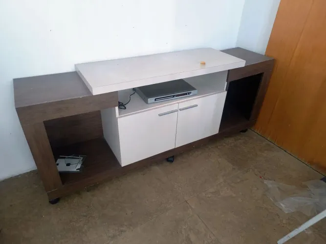Guarda roupa 6 portas 380 e um rack 230.