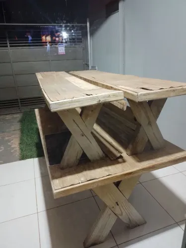 Mesa de madeira com banco