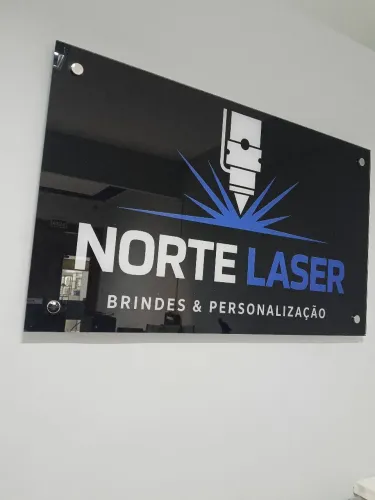 Confecção e instalação: Placas, letreiros, adesivos (plotagem), painel backdrop, banner...
