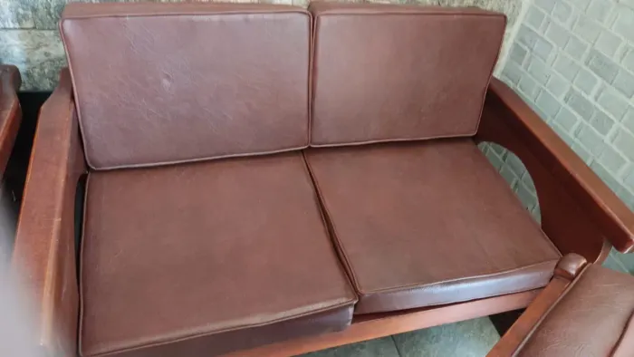 Oportunidade!!! Venda com Brinde Conjunto de sofá e poltronas em madeira maciça