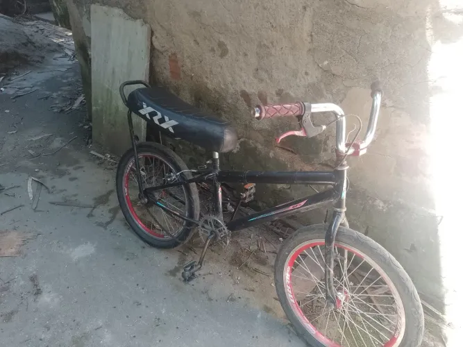 Bicicleta aro 20 boa só tem que apertar o pé de vela