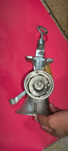 Moedor de Carne Guzzo Vintage - Ferro Fundido (Relíquia Conservada)
