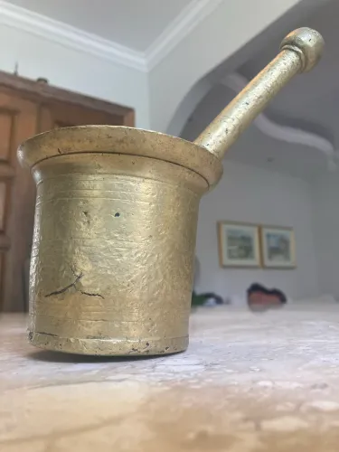 Mortário e pistilo de farmácia em latão sólido vintage 