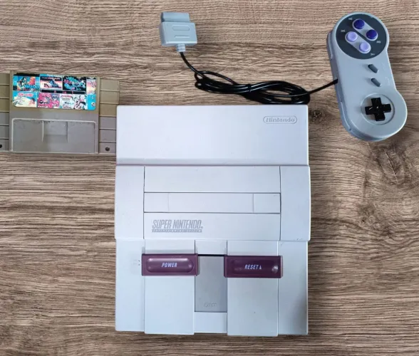 Vendo Super Nintendo (SNES) + 1 Controle + 1 fita 8 jogos.
