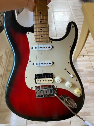 Guitarra squier pronta pra tocar $2.000 só aceito dinheiro nao aceito trocas por favor
