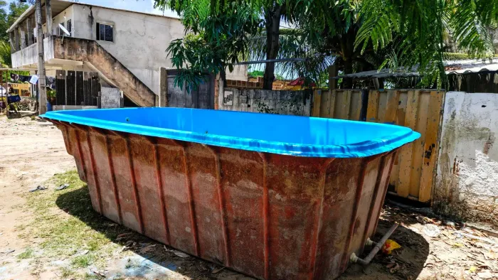 Piscina em Fibra de vidro com Bomba, filtro, LED, em excelente estado de conservação 