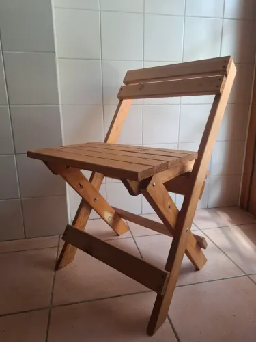 Cadeira de Madeira Dobrável - Tipo bar - com acabamento