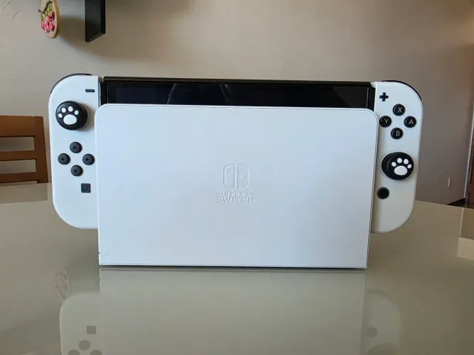 Nintendo Switch Oled Branco 64gb na caixa + 1 par de controles coloridos 