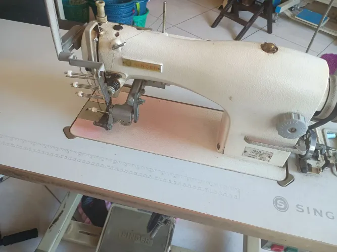 Máquina reta industrial com aparelho frufru tapete