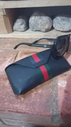 Oculos de sol gucci com estojo original e certificado usado em ótimo estado de conservaçã.
