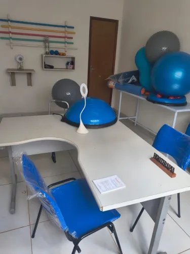 Mesas, cadeiras, maca, e equipamentos 