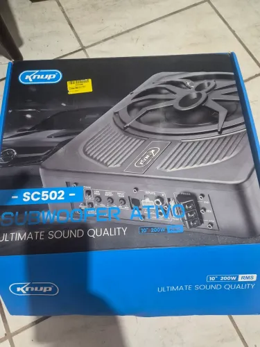SubWoofer Ativo Knup SC502 10 polegadas na caixa.