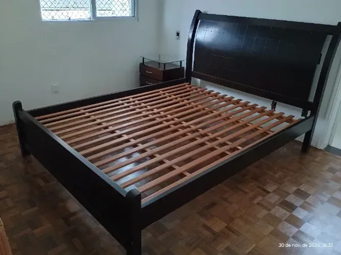 Cama Queen de madeira + 2 criados mudos