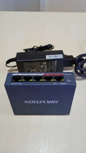01 switch poe hikvision um 4 portas
