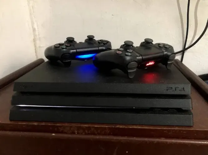 ps4 pro com dois controles