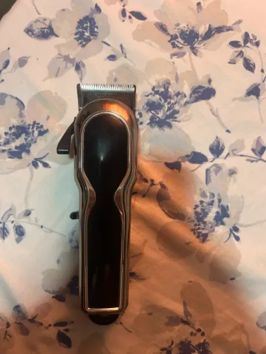 Vende se máquina de cortar cabelo