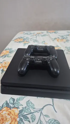 PLAYSTATION 4 (500GB) + 2 CONTROLES (AMBOS ESTÃO COM DRIFT) + 6 JOGOS