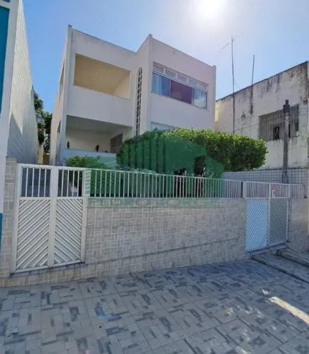 Casa com 04 quartos no centro em Gravatá/PE
