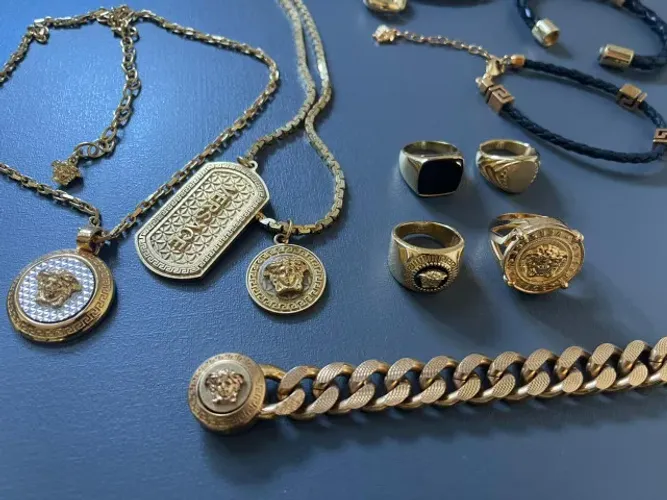 Conjunto de acessórios Versace e Nialaya