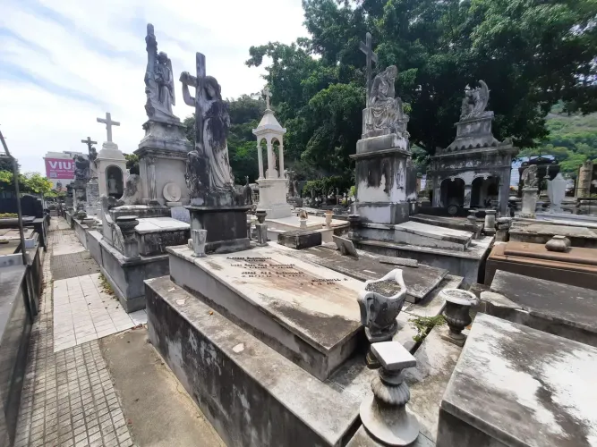 Jazigo no Cemitério São João Batista, próximo à entrada principal, adornos em mármore bran