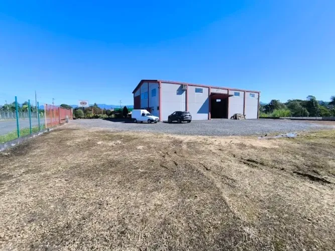 Galpão Pavilhão Siderópolis bem próximo de vários comércios e serviços com AMPLO terreno