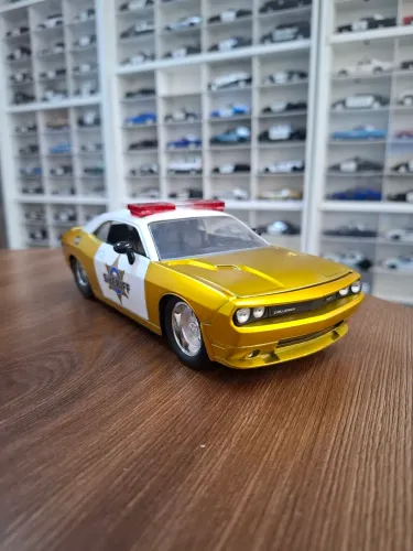 Miniatura Police Jada 1/24 Dodge Challenger SRT8