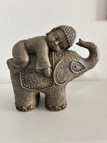Buda menino com elefante em resina 