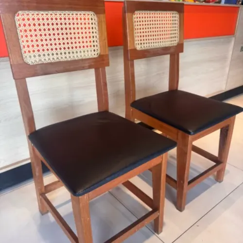 Cadeira Madeira com encosto em palha e assento em corino - estilo, conforto e sofisticação