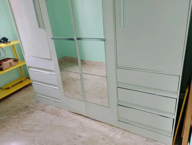 Doação de um guarda-roupa usado.