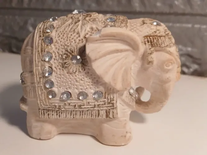 Pequeno elefante decorativo em resina