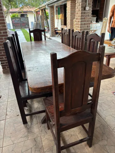 Mesa em madeira maciça com 8 cadeiras