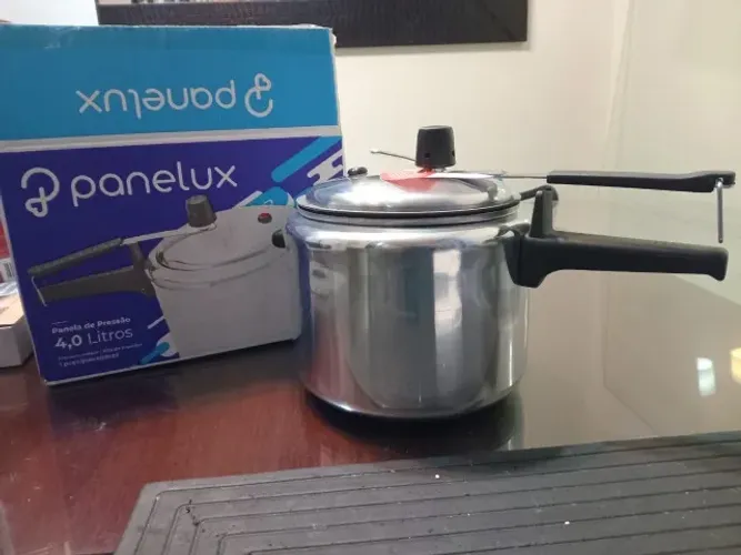 Panela de pressão nova na caixa