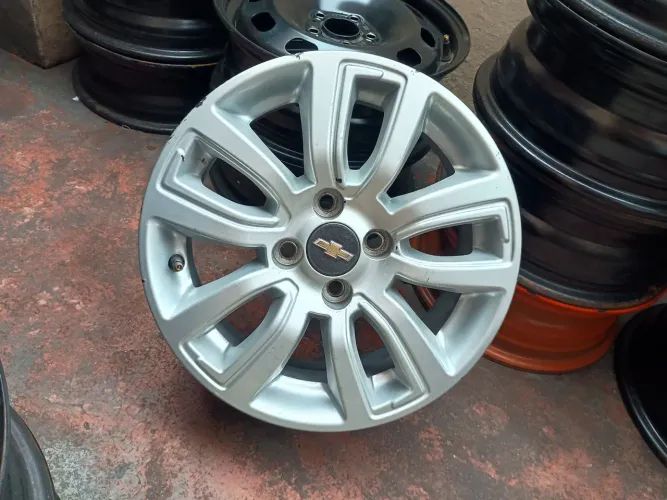 Uma roda aro 15 original da GM Onix. Spin.cobalt.