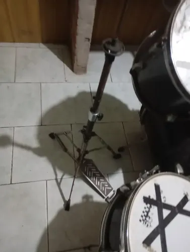 Bateria acústica vendo ou troco por cubo de contrabaixo ou porta de 80 centímetros 