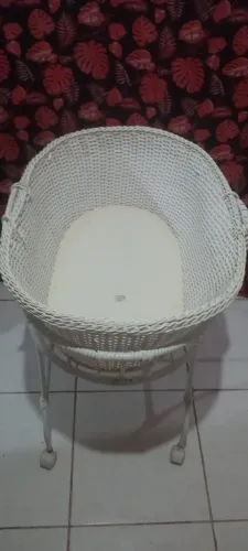 Berço Moisés de cipó branco +suporte de ferro lindo