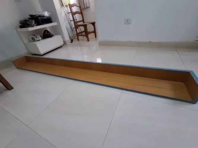 Prateleira de madeira (não é MDF)