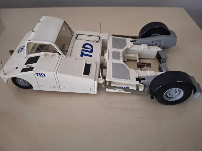 Miniatura towbarless trator de reboque de avião