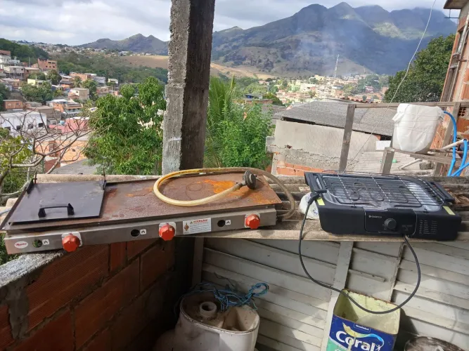 Vendo churrasqueira elétrica 70 reais e uma chapa valor 170