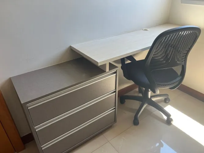Escrivaninha Planejada com Gaveteiro - Design Moderno e Sofisticado