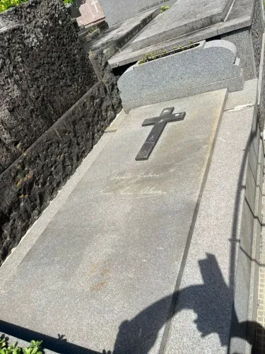 Jazigo de granito do Cemitério São João Batista 