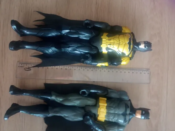 Batman Attack Tech (versões dourada e preta) e Batman (DC Comics)