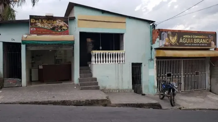 Três salões comerciais e uma casa com cinco cômodos