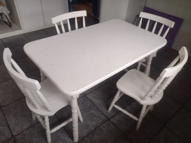 Mesa para cozinha com quatro cadeiras