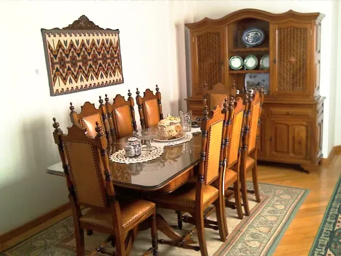Conjunto de sala de jantar em madeira (mesa, 8 cadeiras , bufet, louceira), otimo estado