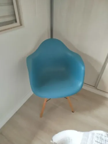 Cadeira Charles Eames com braço 