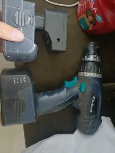Furadeira com 2 baterias , obs falta o carregador. O cabo quebrou. Nao esta carregada