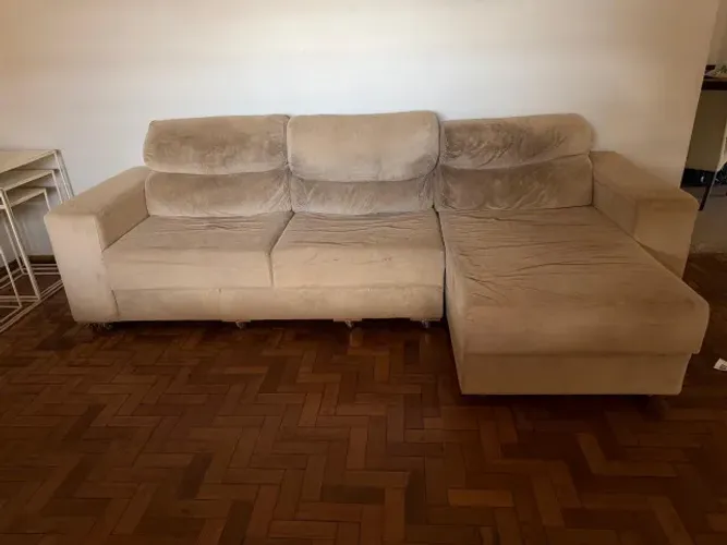 SOFA DE 3 METROS COM CHAISE EM SUEDE COM RODÍZIOS 