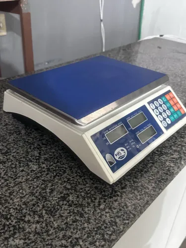 Balança eletrônica, pesa até 40kg