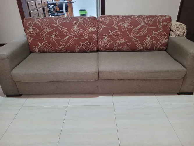 Sofá usado, de 2014 em bom estado